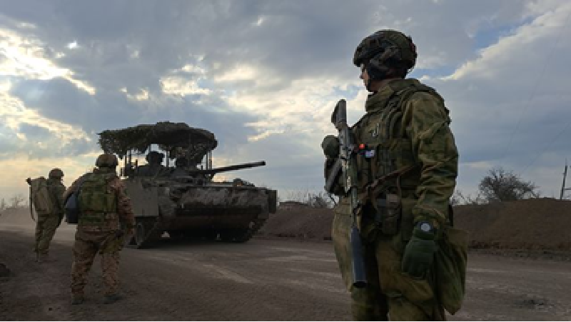 Mặc dù chịu tổn thất nặng nề trong ba năm qua, nhưng qua thái độ cứng rắn của giới lãnh đạo Nga trong các cuộc đàm phán gần đây, có thể thấy Moscow không ngại kéo dài cuộc chiến. Ảnh: Izvestia