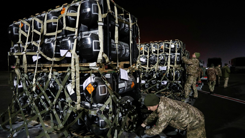 Ngược lại, Ukraine có thể sắp mất đi nguồn viện trợ lớn nhất từ Mỹ. Theo ước tính của Viện Kinh tế Thế giới Kiel, chi tiêu chiến tranh của Ukraine trong năm 2024 vào khoảng 119,3 tỷ USD, trong đó hơn 70% do Mỹ và châu Âu tài trợ. Ảnh: Reuters