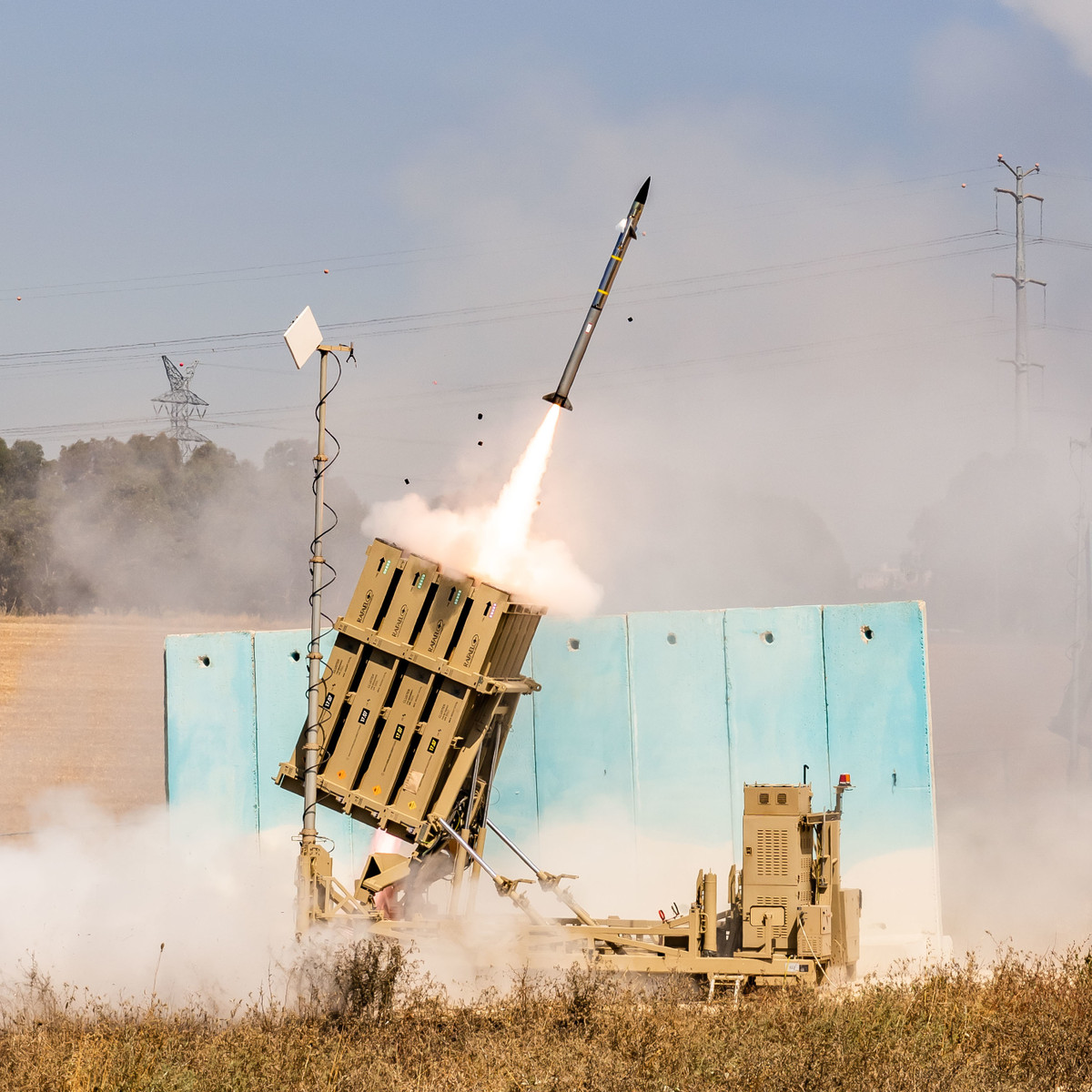 Hệ thống Iron Dome được trang bị 3 bệ phóng, mỗi bệ phóng gồm 20 tên lửa. Hệ thống này có hiệu quả chống lại máy bay lên đến độ cao 10.000 m. Ngoài ra, Iron Dome có khả năng phá hủy các UAV vũ trang trước khi chúng có thể đến đủ gần để thả đạn và hầu hết các UAV trinh sát tầm trung trước khi chúng đến gần khu vực trinh sát. Ảnh Wikipedia