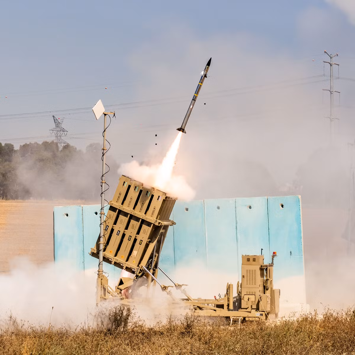 Hệ thống Iron Dome được trang bị 3 bệ phóng, mỗi bệ phóng gồm 20 tên lửa. Hệ thống này có hiệu quả chống lại máy bay lên đến độ cao 10.000 m. Ngoài ra, Iron Dome có khả năng phá hủy các UAV vũ trang trước khi chúng có thể đến đủ gần để thả đạn và hầu hết các UAV trinh sát tầm trung trước khi chúng đến gần khu vực trinh sát. Ảnh Wikipedia