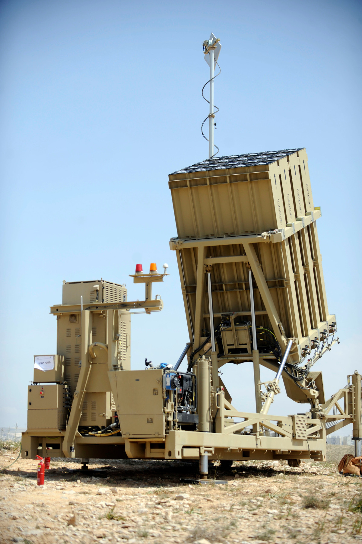 Tiếp theo là Iron Dome (Vòm Sắt), là một hệ thống phòng không di động tầm ngắn được phát triển bởi công ty công nghệ quân sự Rafael Advanced Defense Systems của Israel. Đây là hệ thống tên lửa phòng không đa lớp được thiết kế để đánh chặn tên lửa, rocket tầm ngắn, rất hiệu quả trong việc ngăn chặn UAV và các mục tiêu bay chậm. Ảnh Wikipedia