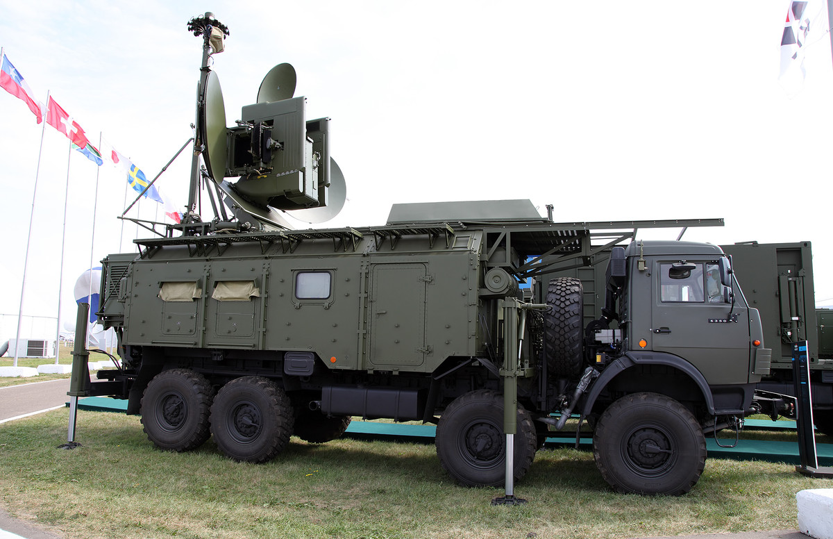 Krasukha-4 tạo ra sóng điện từ cực mạnh, có thể ngăn chặn hoạt động của radar đối phương, gây nhiễu liên lạc vô tuyến thông thường và chống lại việc thu tín hiệu GPS, từ đó tạo ra “lá chắn” điện tử bảo vệ sở chỉ huy, căn cứ quân sự. Hệ thống tác chiến điện tử này có thể gây nhiễu tín hiệu điều khiển UAV, khiến chúng mất phương hướng hoặc rơi.