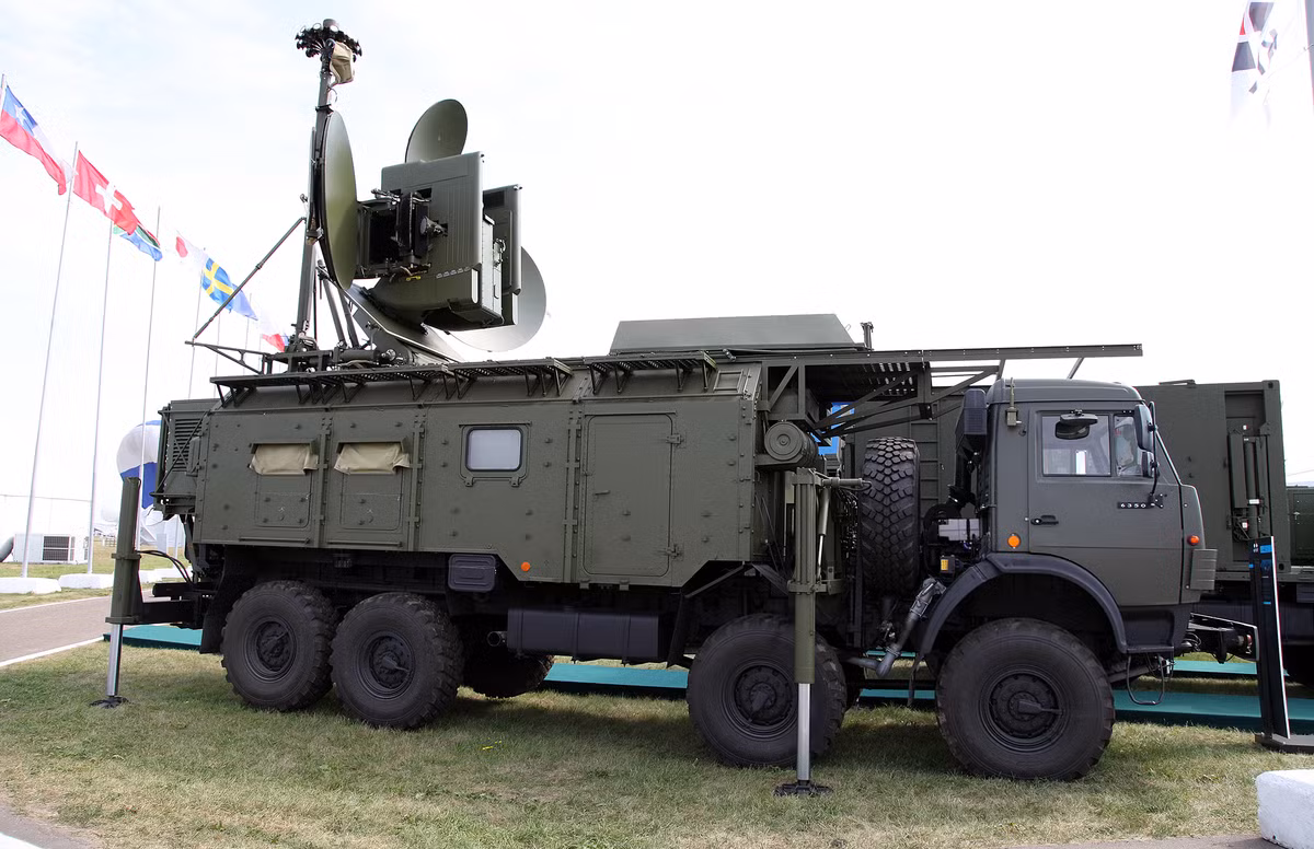 Krasukha-4 tạo ra sóng điện từ cực mạnh, có thể ngăn chặn hoạt động của radar đối phương, gây nhiễu liên lạc vô tuyến thông thường và chống lại việc thu tín hiệu GPS, từ đó tạo ra “lá chắn” điện tử bảo vệ sở chỉ huy, căn cứ quân sự. Hệ thống tác chiến điện tử này có thể gây nhiễu tín hiệu điều khiển UAV, khiến chúng mất phương hướng hoặc rơi.