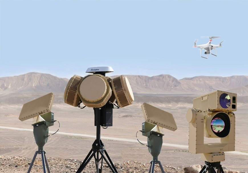 Tiếp theo là Drone Dome, đây là hệ thông phòng không chống máy bay không người lái do công ty công nghệ quân sự Rafael Advanced Defense Systems của Israel phát triển. Hệ thống này kết hợp radar, cảm biến và gây nhiễu tín hiệu để phát hiện và vô hiệu hóa UAV.