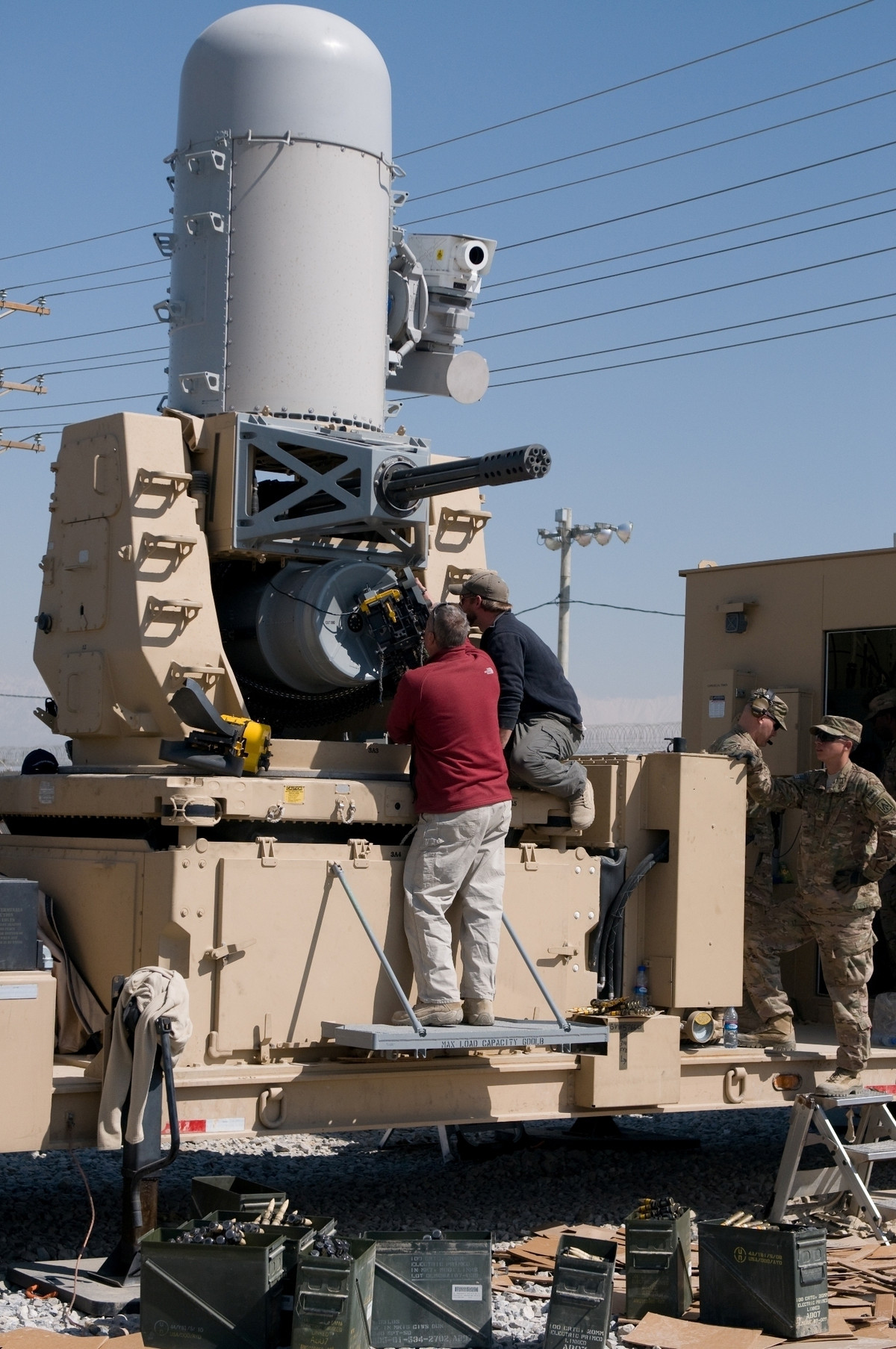 Phalanx được trang bị một pháo nhiều nòng Gatling M61A1 Vulcan, sử dụng đạn cỡ 20mm với tốc độ bắn 4.500 viên/phút và 2 ra-đa điều khiển hỏa lực giúp tổ hợp có thể phát hiện và tiêu diệt mục tiêu ở khoảng cách 3,6km. Với tốc độ bắn cao, Phalanx CIWS có thể tiêu diệt đàn UAV một cách dễ dàng.