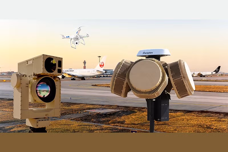 Hơn nữa, Drone Dome có khả năng phát hiện các mục tiêu nhỏ khoảng 2cm ở phạm vi 3,5km bằng cách sử dụng thiết bị hồng ngoại để phát hiện chuyển động của mục tiêu, sau khi phát hiện mục tiêu sẽ khóa và theo dõi mục tiêu, chỉ trong vòng vài giây, chùm tia laser của hệ thống sẽ được truyền đi để phá hủy mục tiêu.