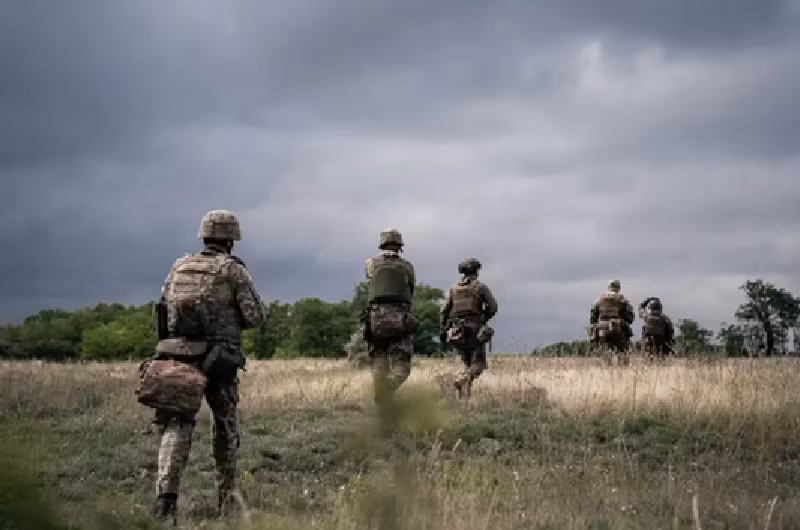 Andrei Biletsky, chỉ huy Lữ đoàn xung kích số 3 Ukraine, trong một cuộc phỏng vấn đã cho biết rằng đơn vị của ông đang phải phòng thủ đồng thời trước sự tấn công của hai sư đoàn Nga trên một chiến tuyến dài hàng chục km. Nhiệm vụ này lẽ ra phải được thực hiện bởi một lực lượng cấp sư đoàn gồm khoảng 25.000 người, nhưng thay vào đó, chỉ có lữ đoàn của ông với 3.000-5.000 binh sĩ đảm nhận. Ảnh: Top War