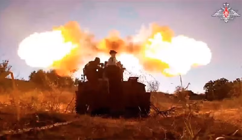 Theo tuyên bố từ Bộ Tổng tham mưu quân đội Ukraine, ngoại trừ các chuyên gia công nghệ cao và kỹ thuật viên được đào tạo sử dụng thiết bị vũ khí nước ngoài, tất cả các quân nhân khác đều có thể được đưa ra chiến trường để lấp tuyến. Điều này cho thấy quân đội Ukraine đang dần loại bỏ hoàn toàn ảnh hưởng từ hệ thống quân sự kiểu Liên Xô. Ảnh: Bộ Quốc phòng Nga