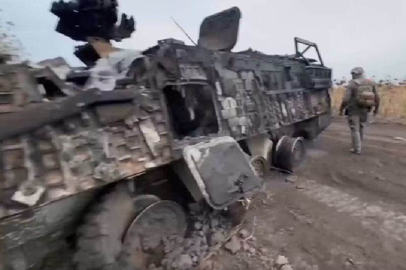 Quân đội Ukraine đã tái chiếm lại ngôi làng và kiểm soát khu vực phía nam. Tuy nhiên, cả bốn xe bọc thép của họ cũng bị quân đội Nga phá hủy, khiến Ukraine không còn đủ lực lượng để tiếp tục phản công. Cục diện giữa hai bên lại trở về thế cân bằng. Ảnh: Bộ Quốc phòng Nga