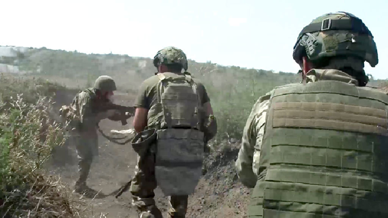 Để tăng cường khả năng tấn công, quân đội Ukraine buộc phải điều động các lực lượng đặc nhiệm hàng đầu của mình đến khu vực Kursk, sử dụng họ như bộ binh thông thường để thực hiện các cuộc tấn công vào các vị trí của quân Nga. Ảnh: Bộ Quốc phòng Nga