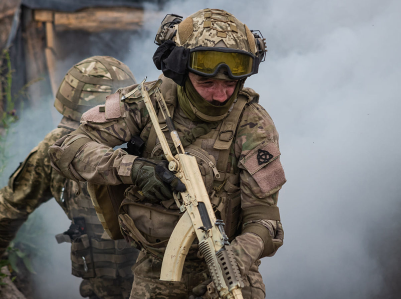 Các lữ đoàn hàng không khác cũng đang trải qua tình trạng tương tự, cho thấy không quân Ukraine đang dần trở thành một vỏ bọc rỗng.Thực tế, từ vài tháng trước, quân đội Ukraine đã bắt đầu điều động các bác sĩ quân y và nhân viên kỹ thuật từ các binh chủng khác ra tiền tuyến. Ảnh: Bộ Quốc phòng Ukraine