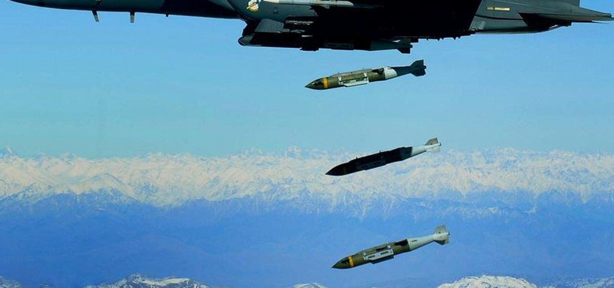 Các báo cáo trước đó chỉ ra rằng, bom JDAM được chuyển giao cho Ukraine vào đầu năm 2023, như một phần trong nỗ lực rộng lớn hơn của Mỹ nhằm tăng cường sức mạnh cho không quân của Ukraine để chống lại các lực lượng Nga. Loại đạn dược này có thể chuyển đổi từ bom "ngu ngốc" không điều khiển, thành vũ khí "thông minh" được điều khiển chính xác.