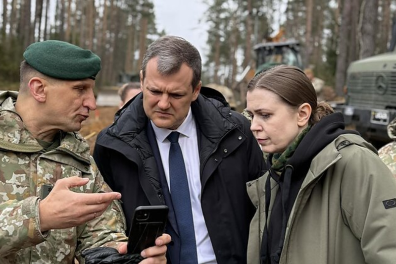 “Chúng tôi tận dụng mọi nguồn lực sẵn có từ Mỹ và Litva để điều phối thiết bị cần thiết,” Thiếu tướng Taylor cho biết. “Chúng tôi cam kết làm tất cả để đưa các binh sĩ về với gia đình họ". Ảnh: LRT