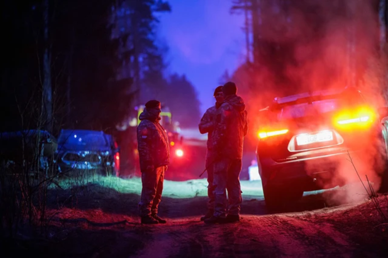 Các kỹ sư tại hiện trường đang xây dựng bờ chắn bằng đất và cát để bơm nước ra ngoài, giúp tiếp cận phương tiện. “Đây là nhiệm vụ kỹ thuật vô cùng khó khăn,” Thiếu tá Robin Bruce thuộc Sư đoàn Thiết giáp số 1 cho biết, nhấn mạnh rằng đội cứu hộ đang xem xét mọi phương án để đẩy nhanh tiến độ. Ảnh: LRT