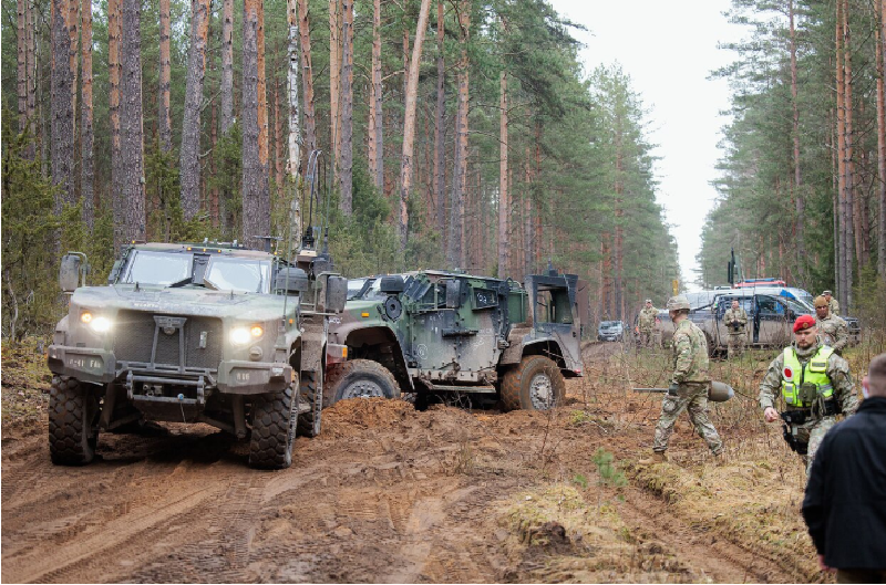 Dự kiến trong những ngày tới, công tác trục vớt sẽ được đẩy nhanh nhờ các biện pháp kỹ thuật mới. Giới chức quân sự Mỹ đã liên hệ chuyên gia cứu hộ để tìm phương án tối ưu, bao gồm sử dụng cần cẩu siêu trọng kết hợp hút bùn để giảm tải trọng lên hệ thống nâng. Quân đội Mỹ và Lithuania cam kết tiếp tục nỗ lực cho đến khi các binh sĩ được tìm thấy. Ảnh: LRT
