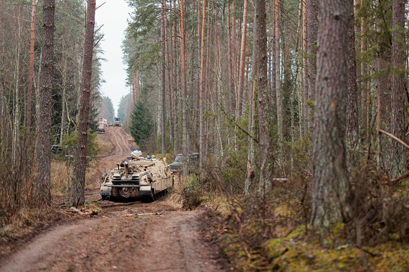 Bộ trưởng Quốc phòng Litva, Dovile Sakaliene, đã gặp các chỉ huy quân đội Mỹ và cam kết cung cấp mọi nguồn lực cần thiết. Thủ tướng Lithuania Gintautas Paluckas cũng bày tỏ sự ủng hộ: “Chúng tôi luôn nghĩ đến và cầu nguyện cho họ,” ông viết trên mạng xã hội X. Ảnh: LRT