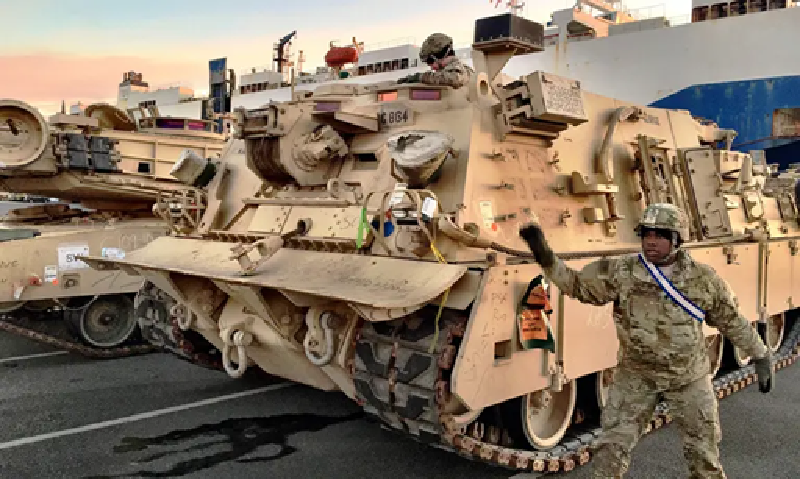 Một phần chiếc M88 Hercules đã được phát hiện vào 26/3 sau cuộc tìm kiếm do quân đội Mỹ và Litva phối hợp thực hiện. Tuy nhiên, đến 27/3, các binh sĩ vẫn chưa được tìm thấy do điều kiện bùn lầy phức tạp gây cản trở quá trình trục vớt. “Những thách thức từ nước, bùn dày và nền đất mềm đã làm phức tạp nỗ lực cứu hộ, đòi hỏi thiết bị chuyên dụng để hút nước và gia cố mặt đất,” quân đội Mỹ cho biết. Ảnh: US Army