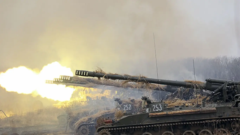 Trong khi đó, quân đội Nga đang tiến từng bước dọc theo các con phố trong làng, quét sạch từng khu vực, với mỗi ngôi nhà đều trở thành điểm giao tranh dữ dội. Có vẻ như ngôi làng này đang dần biến thành một chiến trường giằng co kéo dài. Ảnh: Bộ Quốc phòng Nga