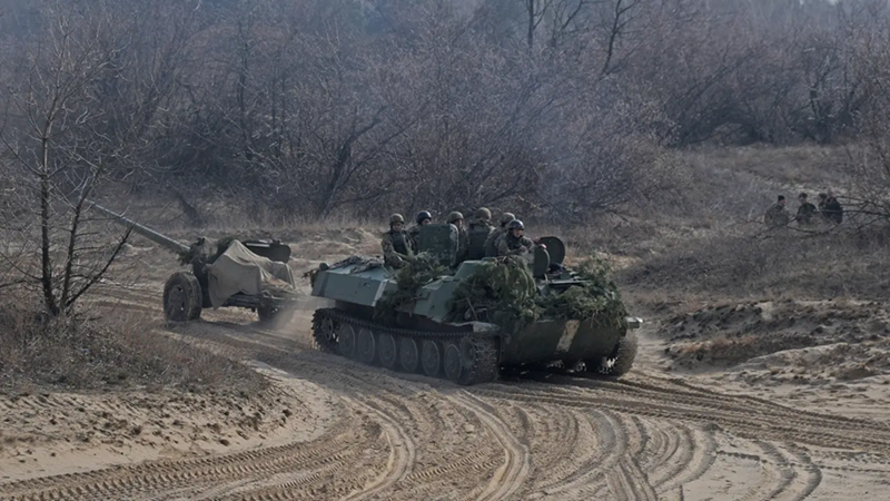 Trước nguy cơ trận chiến bảo vệ Sumy sắp diễn ra, quân đội Ukraine đã rút một lượng lớn binh lực từ mặt trận miền Đông để tăng cường phòng thủ. Tuy nhiên, đáng chú ý là Ukraine không rút quân khỏi Toretsk, mà ngược lại còn tăng cường lực lượng tại đây. Ảnh: Bộ Quốc phòng Ukraine