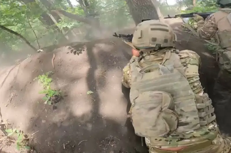 Tại Basivka, nằm bên trái đường cao tốc, cuộc giao tranh ác liệt đã kéo dài nhiều ngày, nhưng chưa bên nào có thể hoàn toàn kiểm soát khu vực này. Theo kênh Telegram của Oleg Tsarev ngày 16/3, hiện tại, quân đội Ukraine đang tập trung một lượng lớn binh lực về Basivka, dường như để chuẩn bị cho một cuộc phản công. Ảnh: Top War