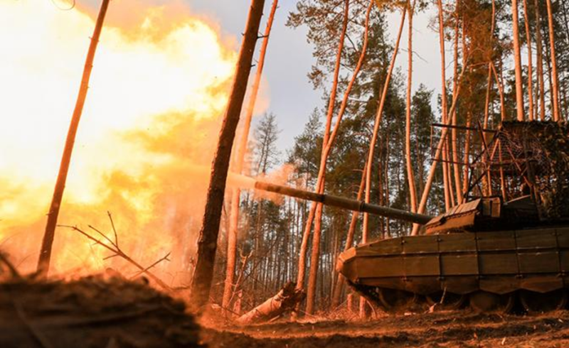 Trận chiến kết thúc ở Kursk vẫn đang tiếp diễn, giao tranh đang lan sang Sumy, trên lãnh thổ Ukraine. Quân đội Ukraine đã ngừng rút lui, bắt đầu ổn định phòng tuyến, và viện binh cũng đang lần lượt đến để cố gắng giữ vững biên giới. Ảnh: TASS