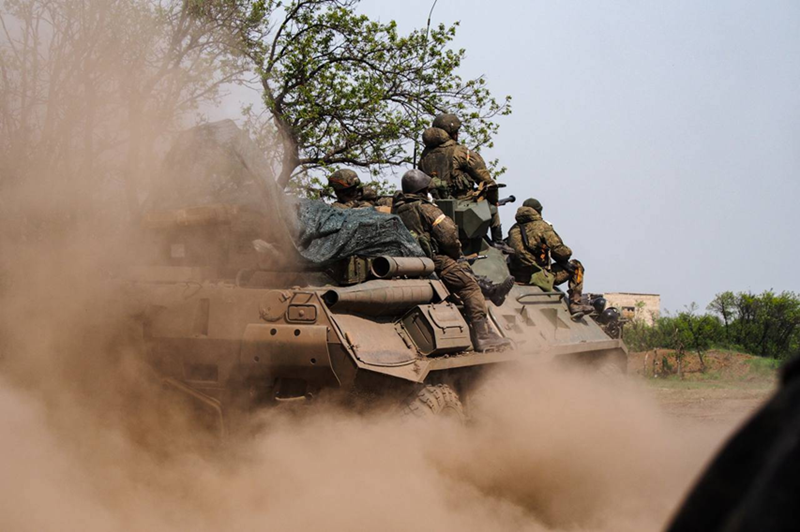 Lực lượng phòng thủ của Ukraine chủ yếu tập trung ở hai bên đường cao tốc Sudzha-Yunakivka. Trước đây, nó là tuyến hậu cần của quân đội Ukraine, nhưng sau đó đã bị hỏa lực của Nga phong tỏa. Hiện tại, quân đội Nga đang tiến sâu vào lãnh thổ Ukraine dọc theo tuyến đường này, vì vậy quân đội Ukraine quyết tâm tử thủ con đường này. Ảnh: Top War