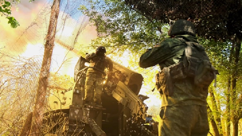 Tuy nhiên, khi thêm nhiều lực lượng thuộc Tập đoàn quân số 8 của Nga đến chiến trường, cục diện tại đây đã có sự thay đổi. Quân Nga từ thế phòng thủ dần chuyển sang phản công, chính xác hơn là giao tranh trực diện với quân Ukraine. Trong hai ngày qua, quân Nga đã giành lại nhiều con phố ở khu vực phía bắc thành phố, có vẻ như họ đang chuẩn bị bao vây Ukraine đã tiến vào trung tâm thành phố. Ảnh: Bộ Quốc phòng Nga