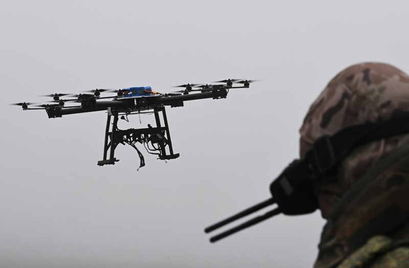 Theo phía Nga, số lượng máy bay không người lái (UAV) của Ukraine tại khu vực này cao gần gấp 4 lần so với Nga. Ukraine có thể triển khai tới 20 UAV để tấn công các mục tiêu Nga, trong khi phía Nga chỉ có thể sử dụng tối đa 6 UAV để phản công. Khoảng cách này đã giúp Ukraine bù đắp sự thua kém về hỏa lực, thậm chí giành được thế chủ động trên chiến trường, suýt nữa chiếm lại một nửa Toretsk. Ảnh: RIA Novosti