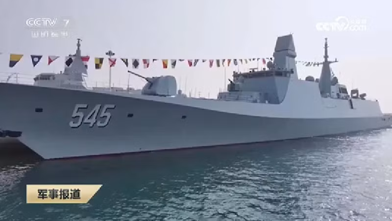 Về mặt tiến bộ công nghệ, khả năng tàng hình của khinh hạm Type 054B rất đáng chú ý. Thiết kế tránh radar và các hệ thống hiện đại của nó khiến đối thủ khó phát hiện hơn, mang lại cho Trung Quốc lợi thế lớn trong các cuộc xung đột hải quân gần bờ. Ảnh: CCTV