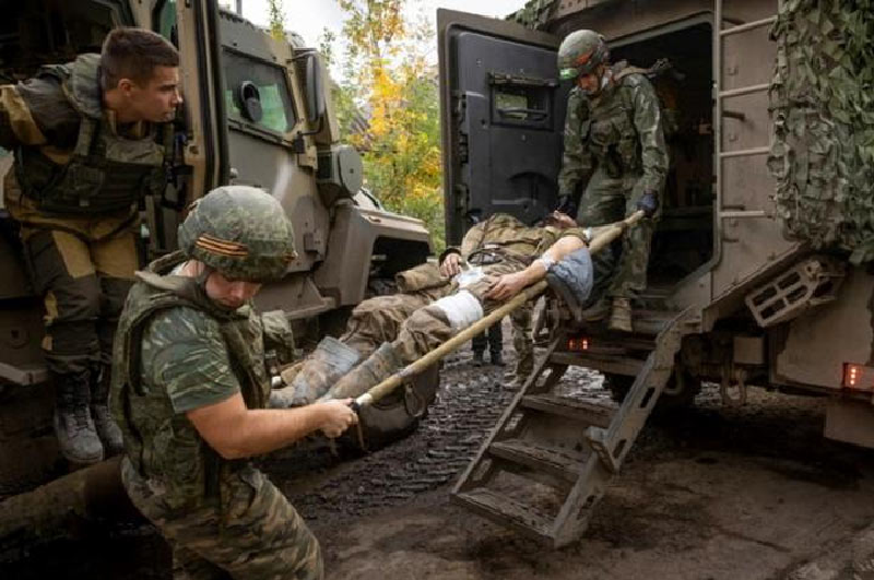 Đáng chú ý, cả Nga và Ukraine đều công bố con số thương vong của đối phương trong suốt năm 2024. Tổng tư lệnh Quân đội Ukraine, Tướng Syrskyi, tuyên bố rằng Quân đội Nga đã chịu tổng cộng 427.000 thương vong trong năm 2024. Trong khi đó, Bộ Quốc phòng Nga cho biết tổng số thương vong của quân Ukraine trong năm qua lên đến hơn 593.000 người, riêng tại khu vực Kursk, Ukraine đã mất gần 50.000 binh sĩ. Ảnh: TASS.