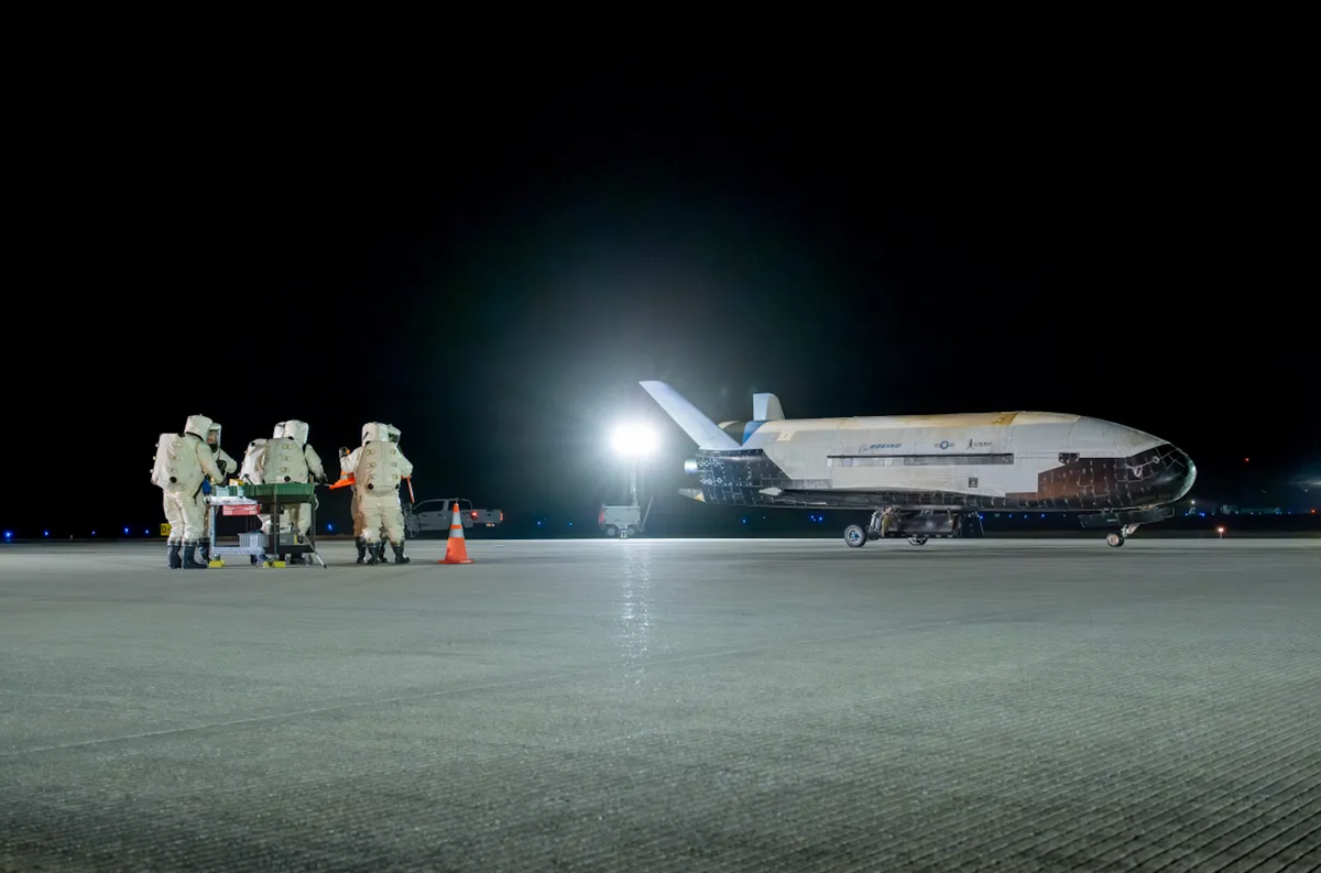 Tàu vũ trụ X-37B bí mật hạ cánh, Mỹ đang toan tính điều gì? - Hình 3 Tau vu tru X-37B bi mat ha canh, My dang toan tinh dieu gi?-Hinh-3