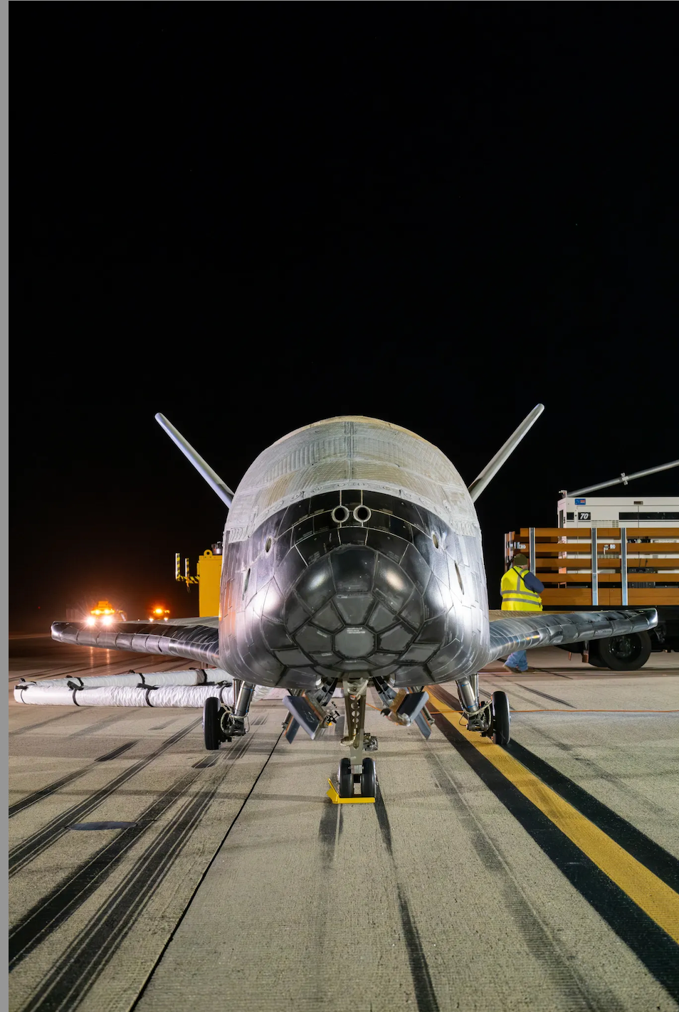 Tàu vũ trụ X-37B bí mật hạ cánh, Mỹ đang toan tính điều gì? Tau vu tru X-37B bi mat ha canh, My dang toan tinh dieu gi?