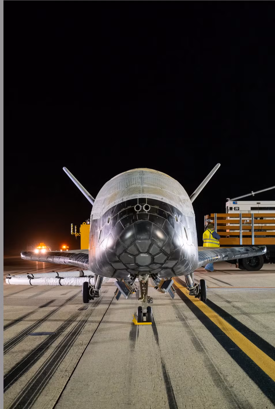 Tau vu tru X-37B bi mat ha canh, My dang toan tinh dieu gi?