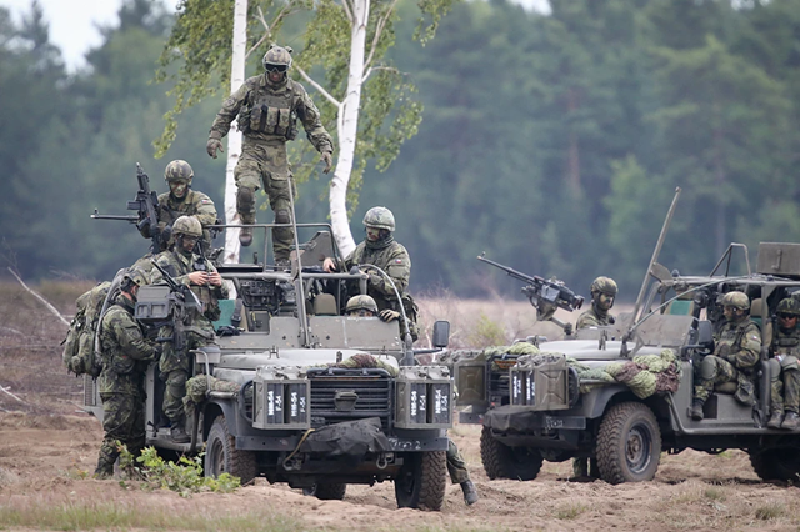 Hiện tại, quân đội Ukraine đang dốc toàn lực để giữ vững nơi này, các lực lượng dự bị từ nhiều binh chủng đang tập trung về đây, thậm chí cả các nhân viên hậu cần và kỹ thuật cũng được huy động chuyển sang làm bộ binh để lấp đầy chiến tuyến. Ảnh: Global Look Press