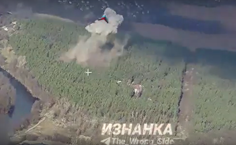 Kênh Telegram Izrnanka đã đăng tải video hiện trường, kèm theo mô tả cho biết có tới 40 sĩ quan chỉ huy Ukraine thiệt mạng. Một trung tâm nghỉ dưỡng gần làng Zheldaki, nơi đóng quân của lính đánh thuê nước ngoài và huấn luyện viên NATO, cũng bị trúng tên lửa. Ảnh: Bộ Quốc phòng Nga