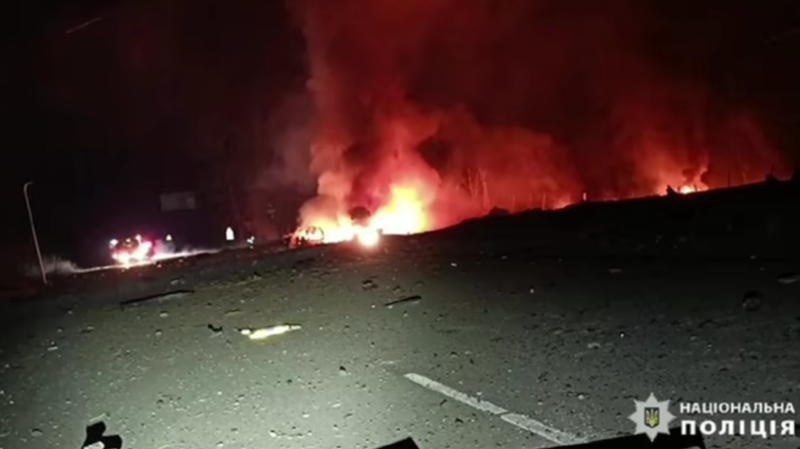 Ngày 4/3, một loạt vụ nổ đã xảy ra ở Sumy, cũng như tại các địa điểm ở khu vực Yunakovka và các khu vực đông dân khác dọc theo con đường mà Lực lượng vũ trang Ukraine cung cấp cho lực lượng đồn trú chiếm đóng của họ ở khu vực Kursk. Kết quả của việc sử dụng FAB-500 với UMPK là hai xe bọc thép và một xe chở quân đang di chuyển về phía biên giới Kursk đã bị phá hủy. Ảnh minh họa: TCH