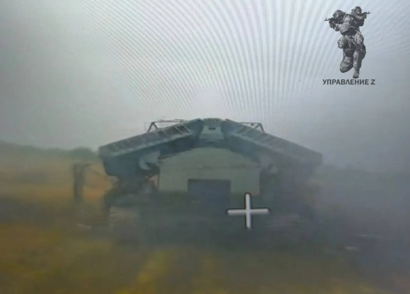 Các đơn vị thiết giáp Ukraine, áp dụng chiến thuật đột phá quen thuộc, đã đưa xe công binh đi đầu để mở hành lang qua các bãi mìn, tạo điều kiện cho bộ binh trên xe bọc thép hạng nhẹ tiến sâu vào lãnh thổ Nga. Giao tranh ác liệt đang diễn ra tại khu vực biên giới, khi lính dù Nga cùng các đơn vị khác tham chiến để đẩy lùi lực lượng tấn công. Ảnh: Telegram