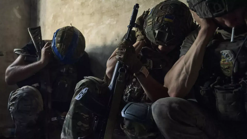 Tương tự, Quân đội Nga cũng có các đội giám sát chuyên buộc binh sĩ phải xung phong chiến đấu. Tuy nhiên, hiệu quả của các đội chặn hậu này có vẻ hạn chế, bởi ngay cả trong tình huống bị súng dí sau lưng, hơn 14.000 binh sĩ Nga vẫn chọn cách đào ngũ. Ảnh: Sohu.