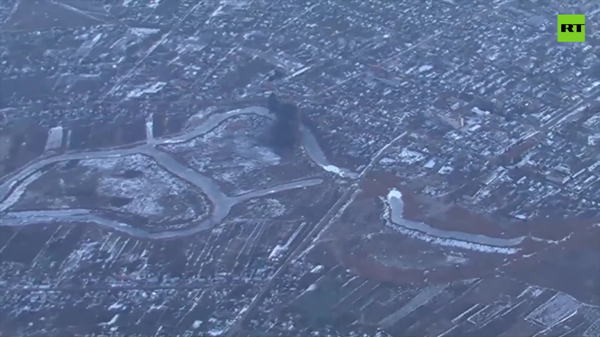 Đoạn video do Bộ Quốc phòng Nga công bố cho thấy, những quả bom rơi xuống khu vực Gulyaypole. Các vụ nổ tạo ra những đám mây bụi và nhiều mảnh vỡ, cho thấy khả năng tấn công mục tiêu hiệu quả. Ảnh: RT.