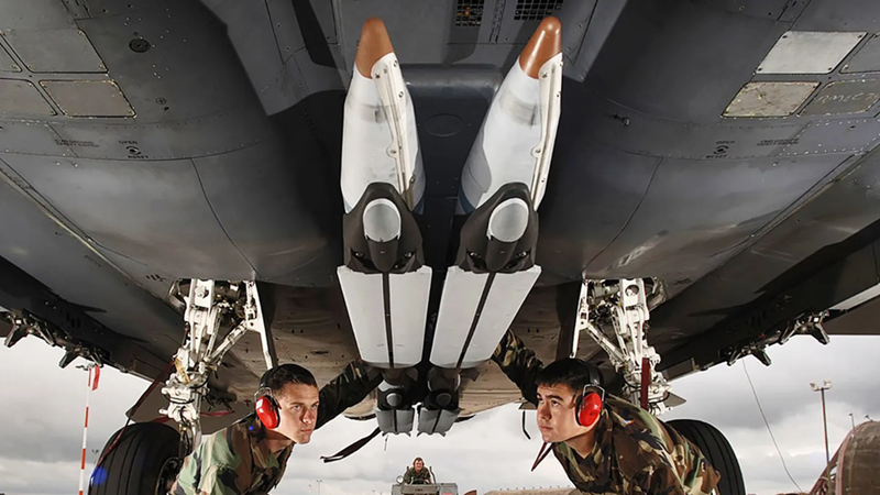 GBU-39 SDB được thiết kế với kiểu dáng đẹp, chỉ nặng 285 pound, cho phép máy bay mang nhiều đạn dược hơn trong mỗi lần xuất kích. Kích thước nhỏ không làm giảm khả năng của nó; thay vào đó, nó tăng cường khả năng của nó. Ảnh: Không quân Mỹ