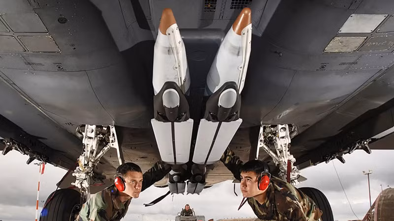 GBU-39 SDB được thiết kế với kiểu dáng đẹp, chỉ nặng 285 pound, cho phép máy bay mang nhiều đạn dược hơn trong mỗi lần xuất kích. Kích thước nhỏ không làm giảm khả năng của nó; thay vào đó, nó tăng cường khả năng của nó. Ảnh: Không quân Mỹ