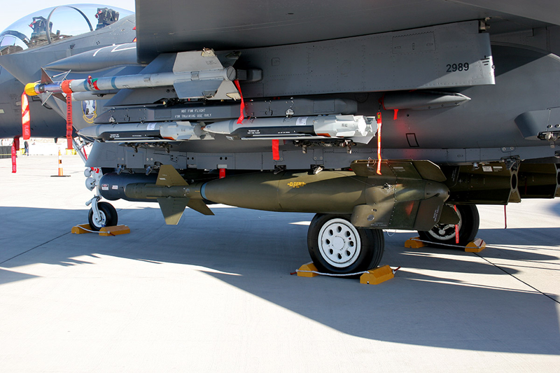 Độ chính xác của quả bom đến từ hệ thống dẫn đường tinh vi kết hợp GPS với Hệ thống dẫn đường quán tính [INS], đảm bảo độ chính xác ngay cả trong điều kiện tín hiệu GPS có thể bị nhiễu hoặc gián đoạn. Phương pháp dẫn đường kép này cung cấp sai số vòng tròn có thể xảy ra [CEP] khoảng 5-8 mét, nghĩa là quả bom sẽ đánh trúng rất gần mục tiêu dự định. Ảnh minh họa