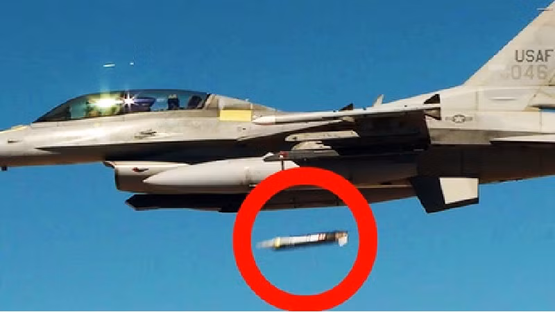 Loại vũ khí này đã được tích hợp vào kho vũ khí của nhiều máy bay, bao gồm F-15E Strike Eagle, F-16 Fighting Falcon và thậm chí cả F-22 Raptor, nhấn mạnh tính tương thích rộng rãi của nó và sự tin tưởng của lực lượng quân sự vào hiệu suất của nó. Ảnh minh họa