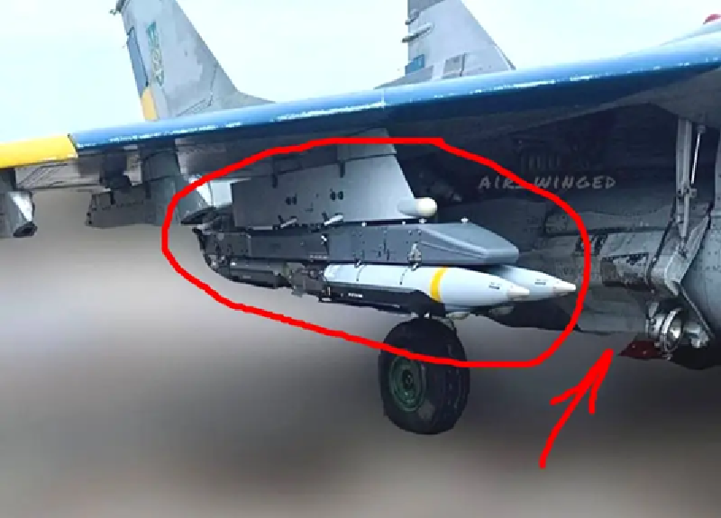 Đoạn phim cho thấy chiếc F-16 với đôi cánh được trang bị những quả bom SDB nhỏ gọn, đặc biệt, có thể mang theo số lượng lớn hơn so với những quả bom lớn hơn thông thường, cho phép tấn công nhiều mục tiêu trong một lần xuất kích. Chuyến bay tầm thấp trong video có thể là một phần của một chuyến xuất kích tác chiến nhằm chứng minh cả kỹ năng của phi công và khả năng sẵn sàng chiến đấu của máy bay. Ảnh: Top War