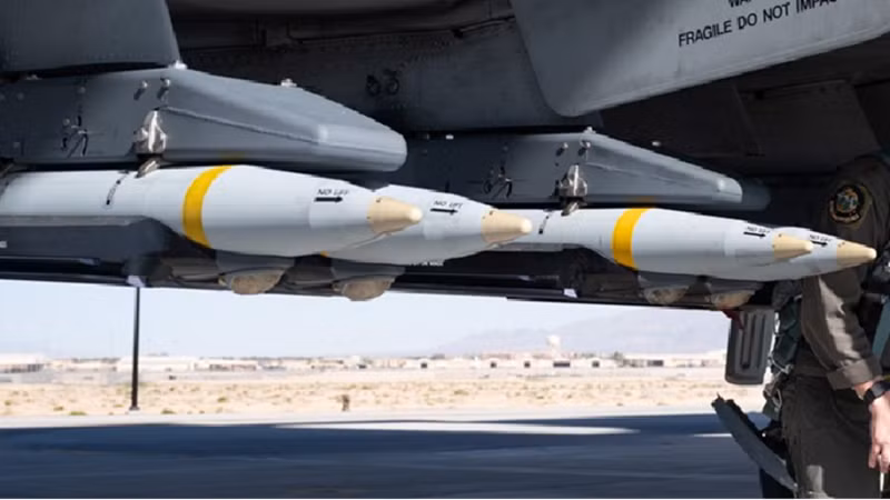 Một tính năng độc đáo của GBU-39 là khả năng lướt của nó. Khi được thả, cánh sẽ bung ra, biến quả bom thành một quả bom lướt có thể tấn công mục tiêu cách xa tới 60 dặm khi được thả từ độ cao lớn. Tầm hoạt động mở rộng này cho phép máy bay tấn công từ khoảng cách an toàn hơn, tránh xa hệ thống phòng không của đối phương, thể hiện khái niệm về khả năng tấn công từ xa. Ảnh minh họa