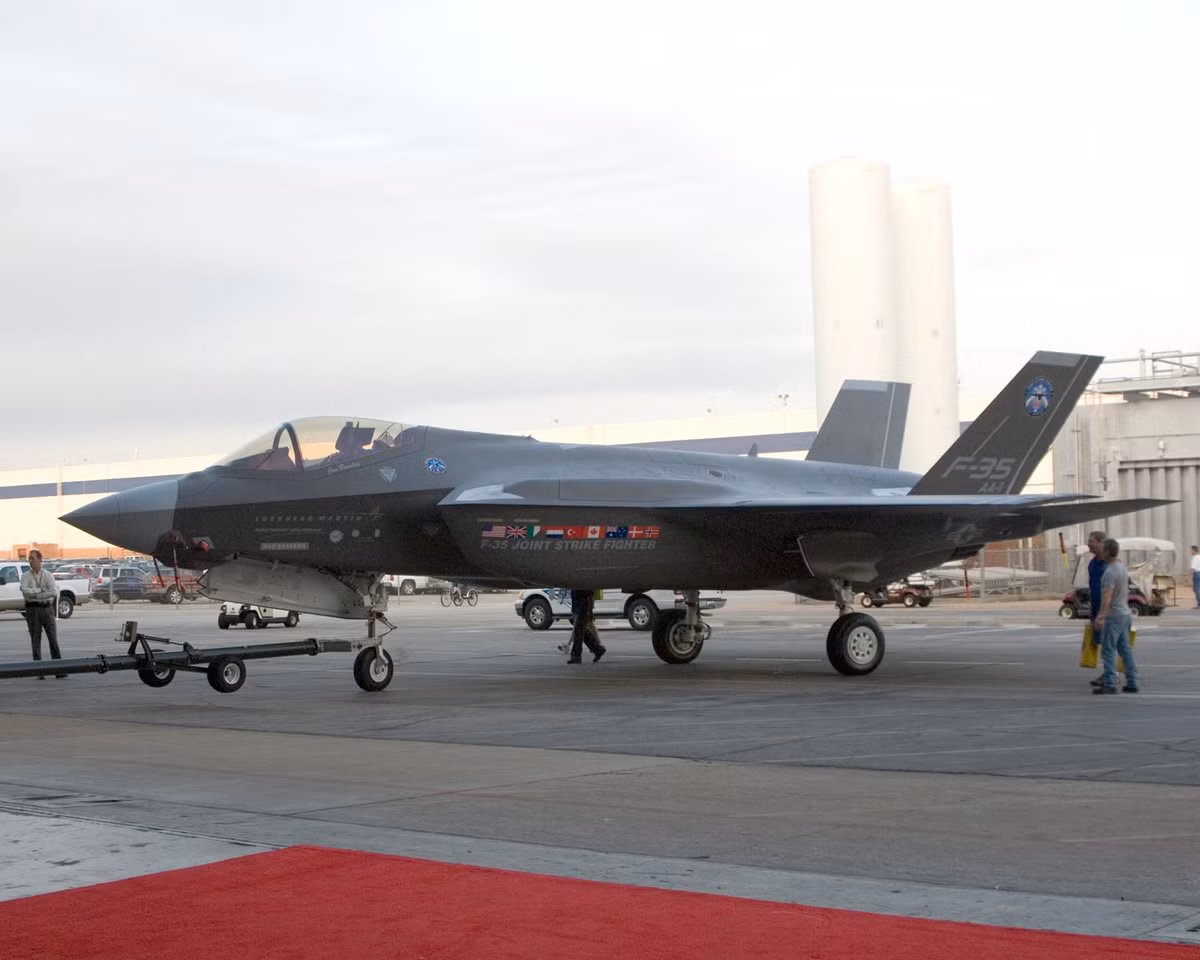 Ngay cả khi một quốc gia cố gắng duy trì hoạt động của F-35 bằng cách tích trữ linh kiện hoặc tìm nguồn cung ứng thay thế, điều này cũng không khả thi. F-35 yêu cầu các linh kiện có độ chính xác cực cao, việc tìm kiếm nguồn thay thế hợp pháp hoặc chợ đen gần như là không thể. Thậm chí, việc bảo trì lớp phủ tàng hình cũng cần đến thiết bị chuyên dụng mà chỉ có Mỹ mới sở hữu.