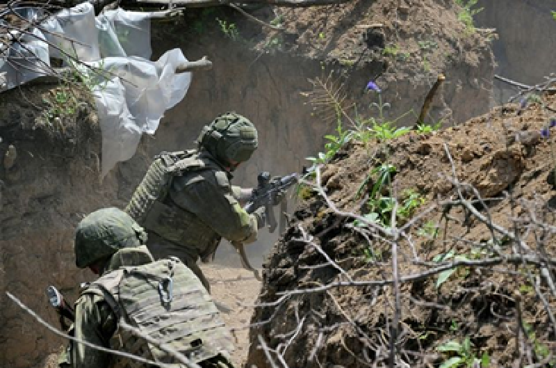 Cùng lúc đó, quân Nga trên mặt đất cũng phát động một cuộc tấn công vào Sudzha nhằm phối hợp với chiến dịch đột kích qua đường ống. Các đơn vị tham gia bao gồm Lữ đoàn đặc nhiệm Akhmat, Trung đoàn bộ binh cơ giới số 30, Trung đoàn thủy quân lục chiến số 177, Lữ đoàn đổ bộ đường không số 11 và Lữ đoàn cựu binh. Ngoài ra, có tin đồn chưa xác thực rằng Triều Tiên cũng đã cử hai tiểu đoàn tham chiến. Ảnh: RIA Novosti