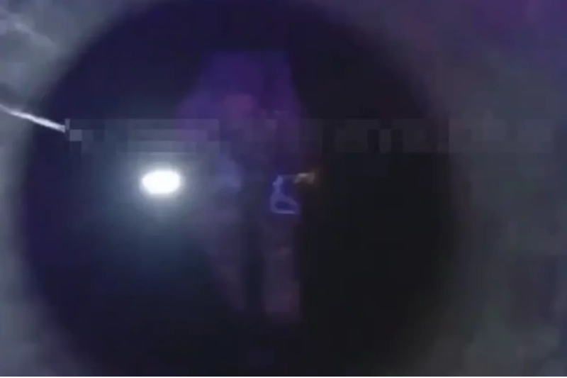 Theo Military Chronicle, các binh sĩ Nga tham gia chiến dịch cho biết họ đã ở bên trong đường ống tổng cộng 6 ngày, trong đó di chuyển trong 2 ngày và chờ đợi bên trong suốt 4 ngày. Họ liên lạc, ăn uống và ngủ ngay trong đường ống. Nhiều binh sĩ đã thiệt mạng do ngộ độc khí mê-tan, trong khi thực phẩm và nước uống ngày càng khó vận chuyển. Dù vậy, họ vẫn kiên trì bám trụ. Ảnh: Aif.ru