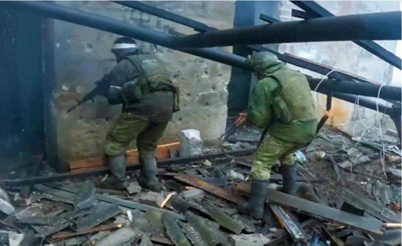 Mạng lưới đường ống này có quy mô rất lớn với nhiều nhánh rẽ, cho phép họ có thể thoát ra từ nhiều điểm khác nhau. Khi đến thời gian hành động theo kế hoạch, họ chui ra khỏi đường ống tại khu vực đường sắt, phía bắc khu công nghiệp phía đông Sudzha – đây là hậu phương của tuyến phòng thủ Ukraine. Ảnh: TASS