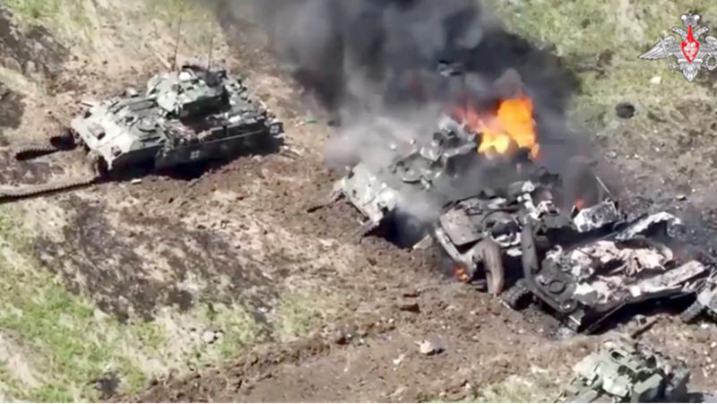 Hơn chục xe ô tô và xe bọc thép bị dồn lại tại đầu cầu, không thể vượt sông và trở thành mục tiêu của máy bay không người lái Nga. Từng chiếc xe lần lượt bị phá hủy, buộc những binh sĩ Ukraine còn sống sót phải trèo qua đống đổ nát của cây cầu để tìm đường sang bờ bên kia. Ảnh: Bộ Quốc phòng Nga